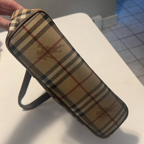 Pre-Loved Burberry handbag in great condition - Picture 11 of 14